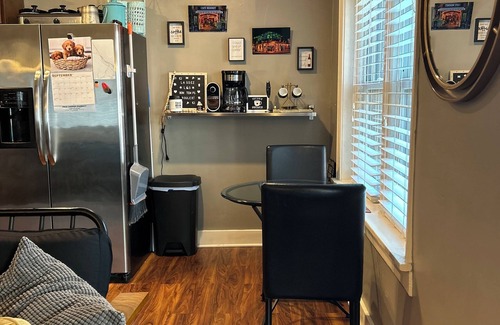 Country Club Plaza Area Condo | Cozy 1-bedroom condo with WiFi, AC in fabulous Plaza, Kansas City