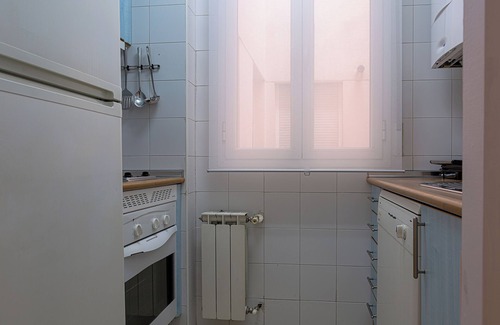 Guindalera Apartment | Cozy 1 Bedroom Flat with Balcony, 2 mints to Metro