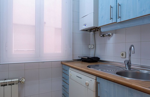 Guindalera Apartment | Cozy 1 Bedroom Flat with Balcony, 2 mints to Metro