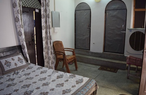 Mathura House | Cozy 1-bedroom house in pleasant Mathura with WiFi