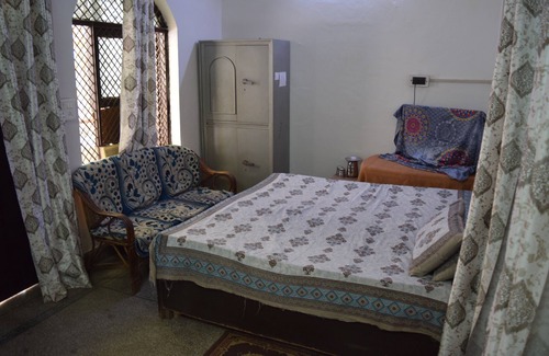 Mathura House | Cozy 1-bedroom house in pleasant Mathura with WiFi