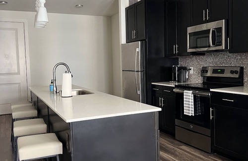 Miracle Mile Apartment | Cozy 1-bedroom in Miracle Mile w/tons of amenities!