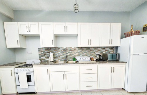 Picard House | Cozy 1-Bedroom Retreat in Picard, Apt 1