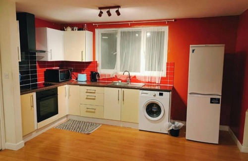 Syon Apartment | Cozy 1-Bedroom Retreat