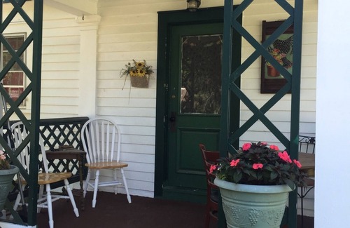 North Bennington House | Cozy 1 Bedroom farm stay cottage