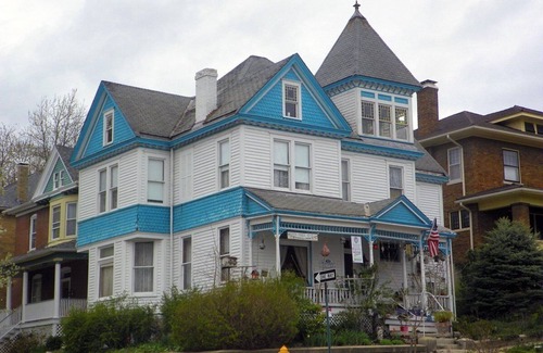 Hannibal Bed & Breakfast | Cozy 1895 Victorian, 5 minute walk to historic downtown and Mississippi Rivern