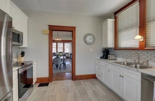 Quincy House | Cozy 1930's bungalow meets modern amenities!