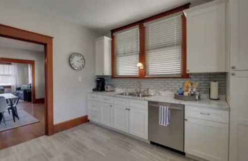 Quincy House | Cozy 1930's bungalow meets modern amenities!