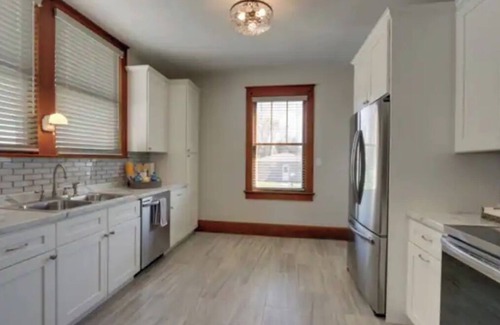 Quincy House | Cozy 1930's bungalow meets modern amenities!