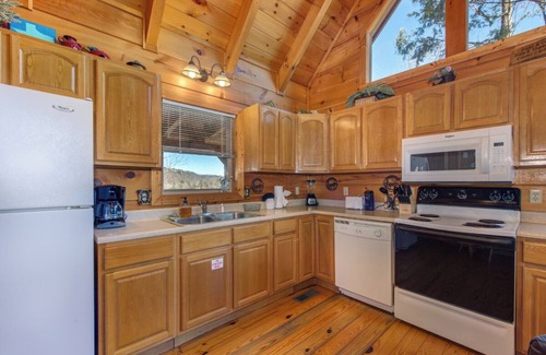 Gatlinburg Cabin | *Cozy 1BD+Loft Cabin near TOWN! Hot Tub + GAMES*