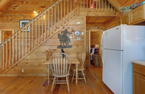 Gatlinburg Cabin | *Cozy 1BD+Loft Cabin near TOWN! Hot Tub + GAMES*