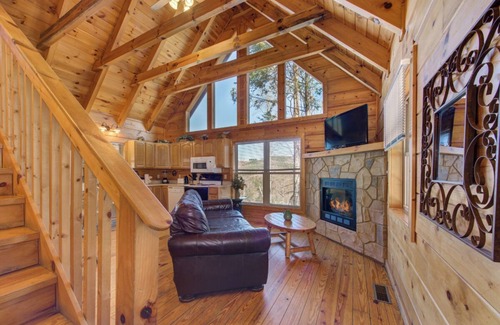 Gatlinburg Cabin | *Cozy 1BD+Loft Cabin near TOWN! Hot Tub + GAMES*