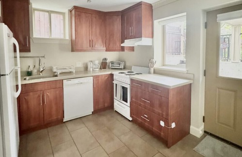 East Side House | Cozy 1BR Near Skytrain - Explore Vancouver Easily
