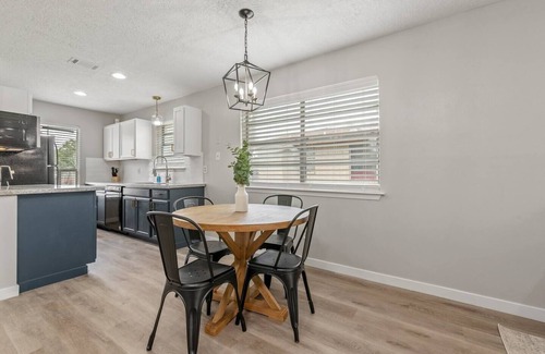 Villa West House | Cozy 2/1 minutes from TAMU!