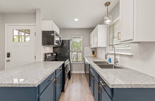 Villa West House | Cozy 2/1 minutes from TAMU!