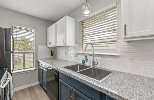 Villa West House | Cozy 2/1 minutes from TAMU!