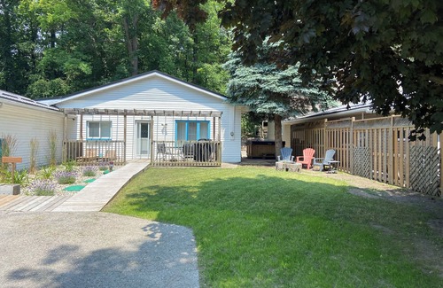 Port Franks Cottage | Cozy 2 BDRM Cottage w/private hot tub, on site sauna & gym, private beach access