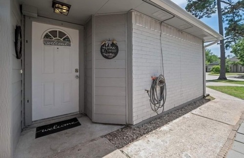 Spring House | Cozy 2 Bed 1 Bath Home near IAH