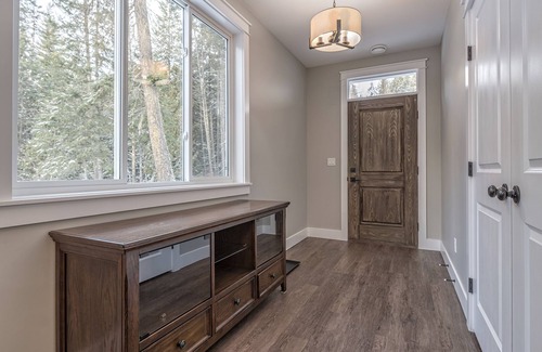 Vernon Apartment | Cozy 2 bed/1 bath private suite on 5 acre farm close to Silver Star and Vernon.