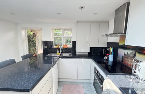 Lacey Green House | Cozy 2 Bed Property in High Wycombe Tn