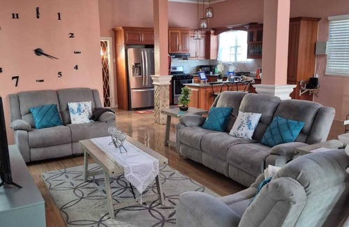 Providence House | Cozy 2-Bedroom Retreat with Modern Amenities in Prime East Bank Dem. Location