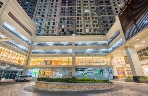 Bangkal Condo | Cozy 2-Bedroom 2-Bath condo San Lorenzo Place Makati WiFi 4KM NAIA