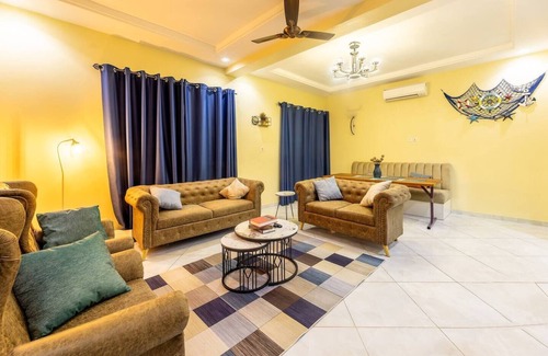 Santeo House | Cozy 2-bedroom apartment with WiFi, AC in amazing East Legon