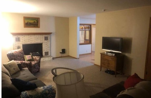 Reedsburg Condo | Cozy 2 Bedroom Apartment in the Heart of the Cityn
