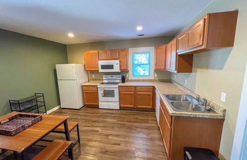 Marshall Apartment | Cozy 2-bedroom apartment with AC, WiFi, and self check-in in welcoming Marshall