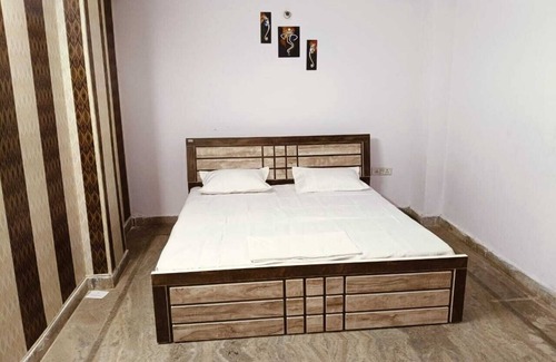 Indira Nagar Apartment | Cozy 2-bedroom apartment in tranquil Lucknow with WiFi, AC