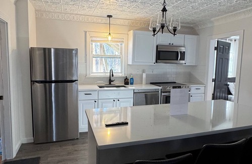 Ashland Apartment | Cozy 2-bedroom apartment in awesome Ashland with WiFi, AC