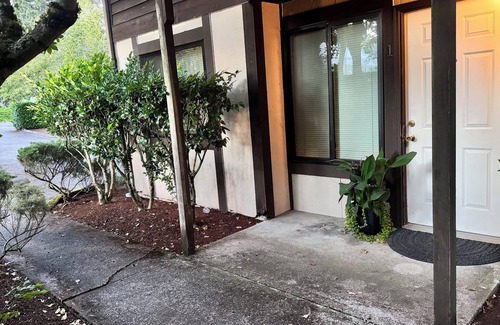 Burien Apartment | Cozy 2-bedroom apartment in charming Burien with WiFi near SeaTac airport