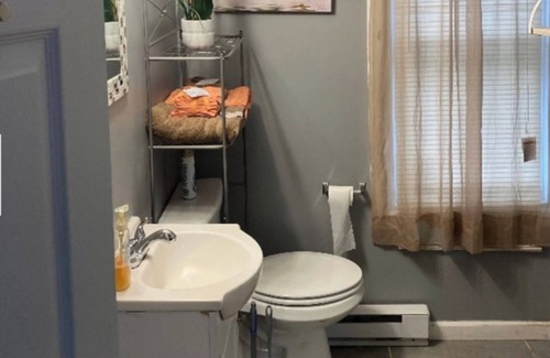 Springfield Apartment | Cozy 2-bedroom apt with WiFi, AC, and cable in Springfield, MA, near all college