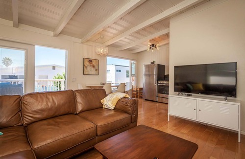 Cayucos House | Cozy 2 Bedroom Beach Town Getaway Cottage