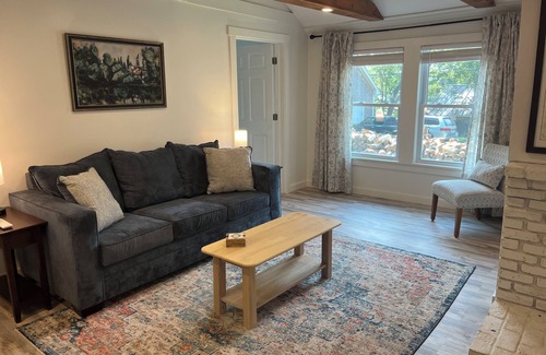 South China Cabin | Cozy 2-bedroom cabin in tranquil China, Maine with AC, WiFi