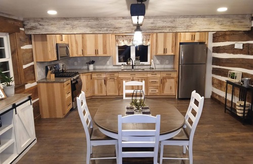 New Park Cabin | Cozy 2-bedroom cabin in charming Fawn Grove with AC, WIFI & walking trail.