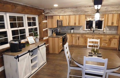 New Park Cabin | Cozy 2-bedroom cabin in charming Fawn Grove with AC, WIFI & walking trail.