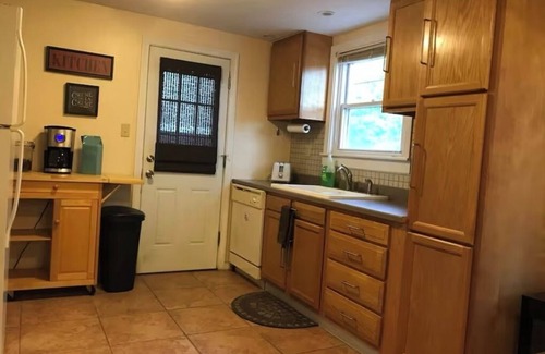 Green Tree House | Cozy 2-bedroom Cape Cod - Pittsburgh City-Line