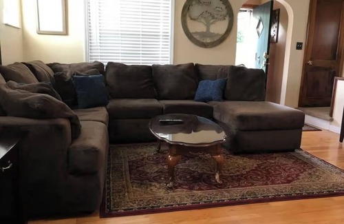 Green Tree House | Cozy 2-bedroom Cape Cod - Pittsburgh City-Line