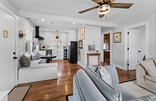 Hadley - Washington House | Cozy 2 Bedroom Close to Downtown