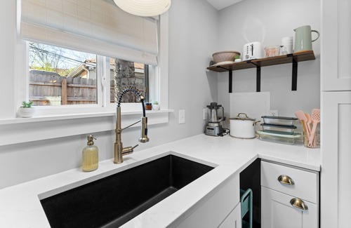 Hadley - Washington House | Cozy 2 Bedroom Close to Downtown