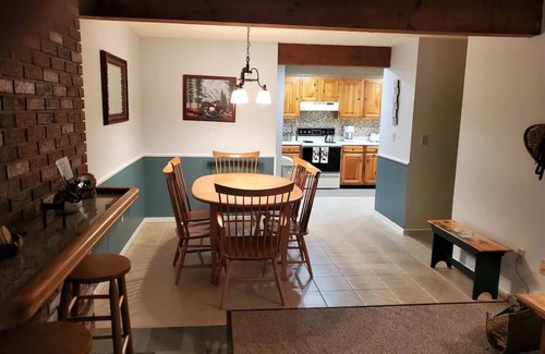 Bartlett Condo | Cozy 2-bedroom condo in lovely Bartlett with fitness room, WiFi