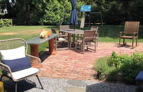 Bellport House | Cozy 2 bedroom Cottage. Steps to Restaurants, Shops and Fire Island Ferry