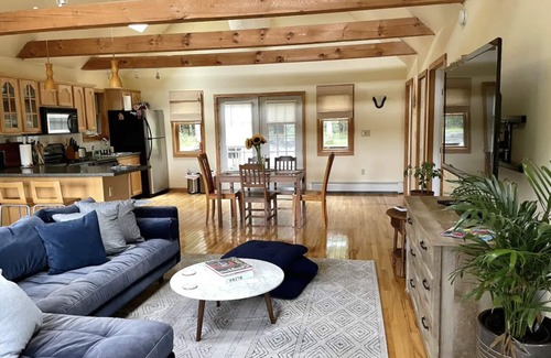 Woodstock Cottage | Cozy 2 bedroom cottage in Woodstock heated pool, mountain views,bbq,swim 🏊♂️ hike