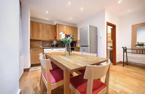 Earl's Court Apartment | Cozy 2 Bedroom Duplex in Earls Court.