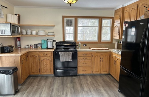 Division No. 8 Cottage | Cozy 2 Bedroom Family Cottage