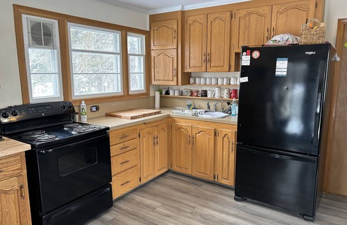 Division No. 8 Cottage | Cozy 2 Bedroom Family Cottage