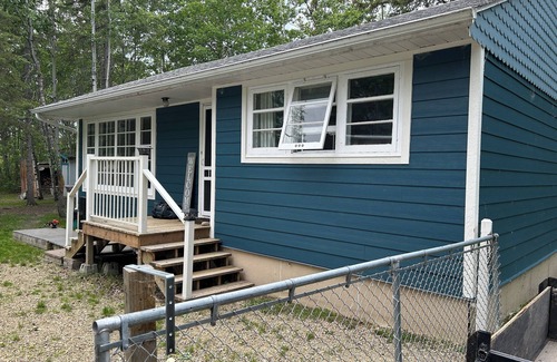 Division No. 8 Cottage | Cozy 2 Bedroom Family Cottage