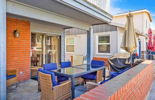 West Newport Apartment | Cozy 2-Bedroom Getaway