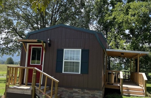 Dunlap Cottage | Cozy 2 Bedroom Guesthouse at High Corner Farm